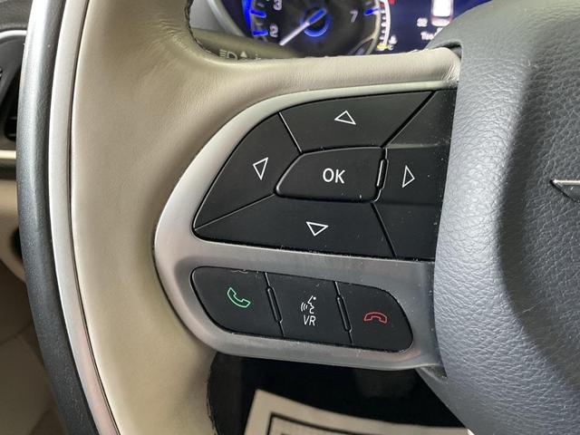 Photo of 2017 Brilliant Black Crystal Pearlcoat Chrysler Pacifica