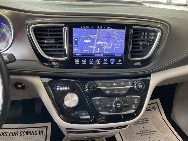 Photo of 2017 Brilliant Black Crystal Pearlcoat Chrysler Pacifica