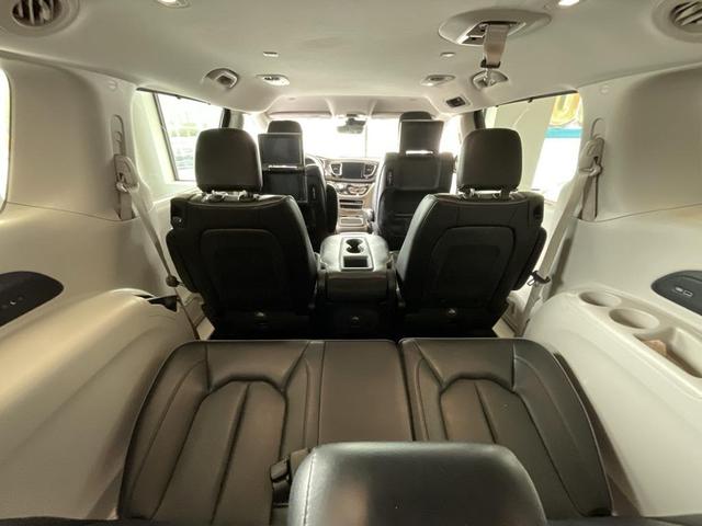 Photo of 2017 Brilliant Black Crystal Pearlcoat Chrysler Pacifica