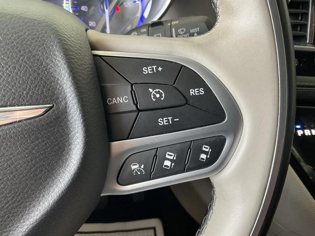Photo of 2017 Brilliant Black Crystal Pearlcoat Chrysler Pacifica