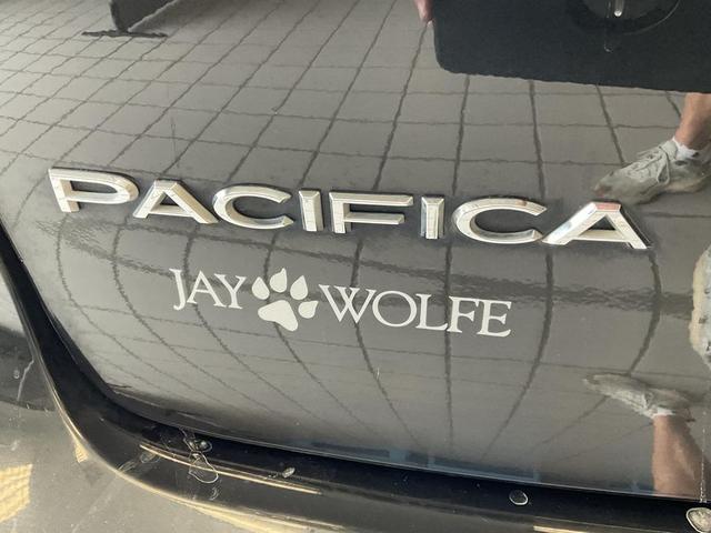 Photo of 2017 Brilliant Black Crystal Pearlcoat Chrysler Pacifica