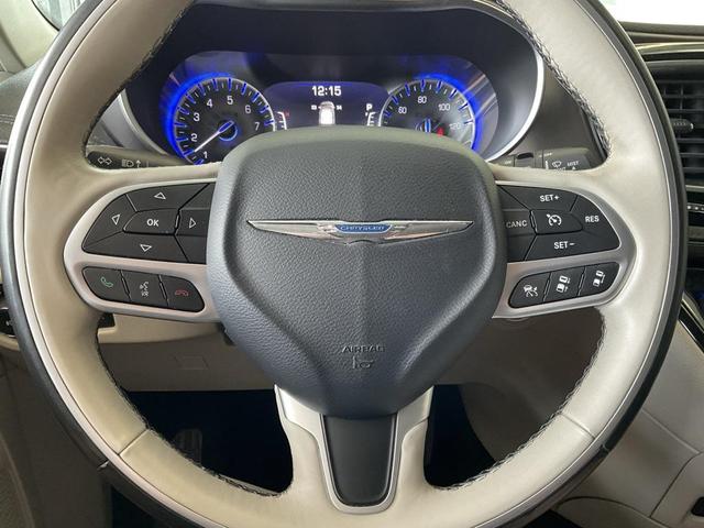 Photo of 2017 Brilliant Black Crystal Pearlcoat Chrysler Pacifica
