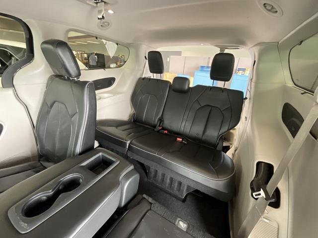 Photo of 2017 Brilliant Black Crystal Pearlcoat Chrysler Pacifica