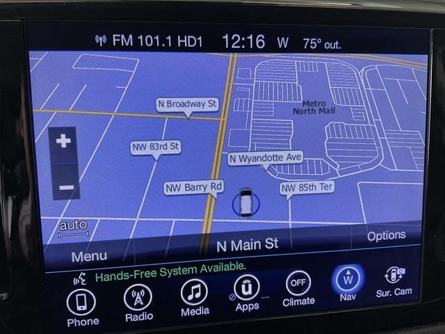 Photo of 2017 Brilliant Black Crystal Pearlcoat Chrysler Pacifica
