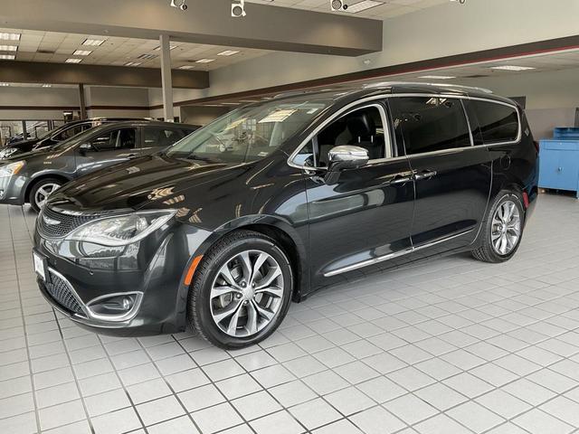 Photo of 2017 Brilliant Black Crystal Pearlcoat Chrysler Pacifica