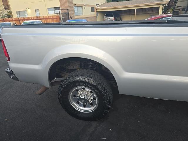 Photo of 2002 Silver Clearcoat Metallic Ford F-350