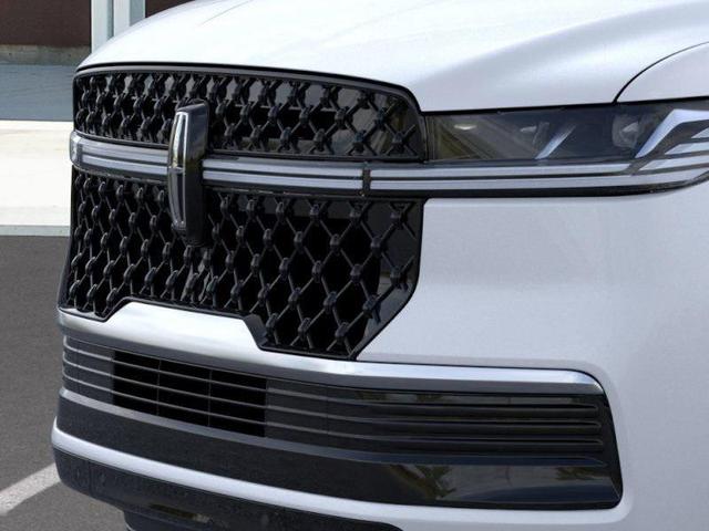 Photo of 2025 White Lincoln Navigator