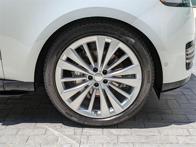 Photo of 2025 White Land Rover Range Rover