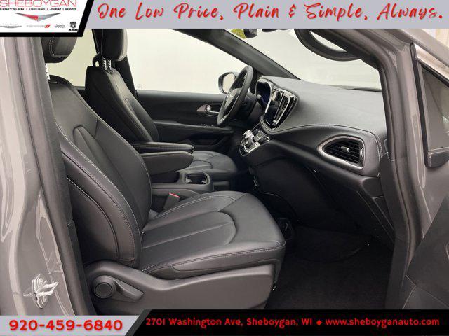 Photo of 2025 Ceramic Gray Clearcoat Chrysler Pacifica