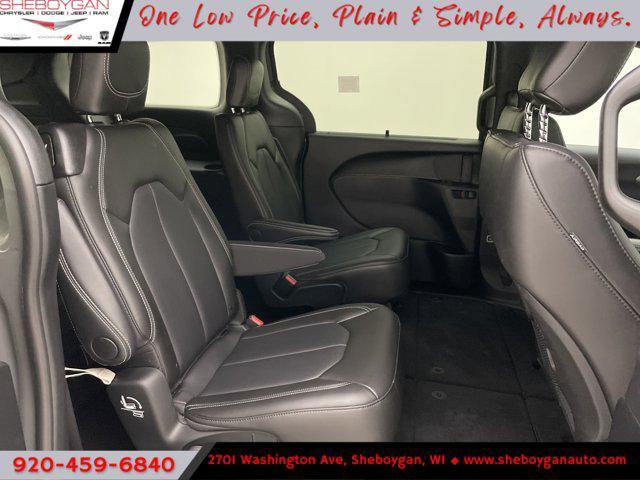 Photo of 2025 Ceramic Gray Clearcoat Chrysler Pacifica