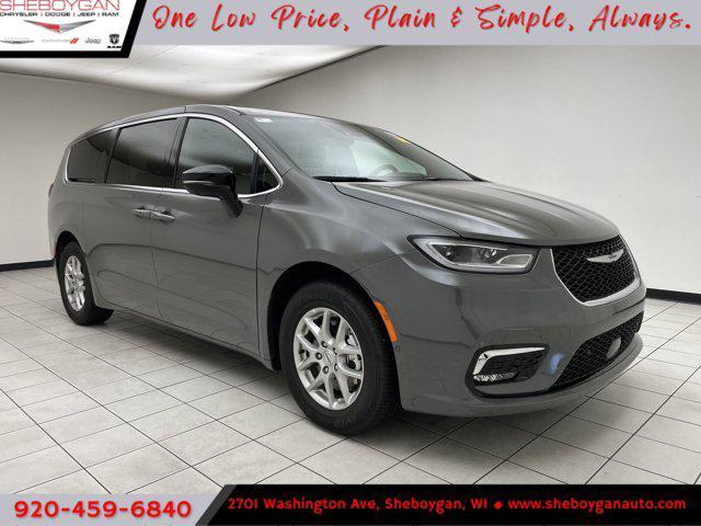 Photo of 2025 Ceramic Gray Clearcoat Chrysler Pacifica