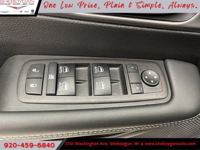 Photo of 2025 Diamond Black Crystal Pearlcoat Chrysler Pacifica