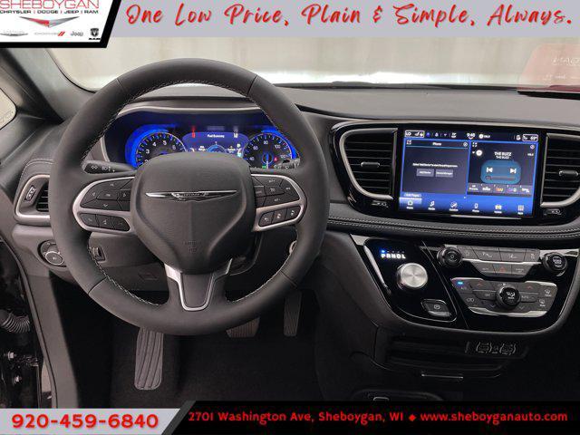 Photo of 2025 Diamond Black Crystal Pearlcoat Chrysler Pacifica