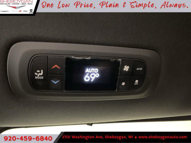 Photo of 2025 Diamond Black Crystal Pearlcoat Chrysler Pacifica