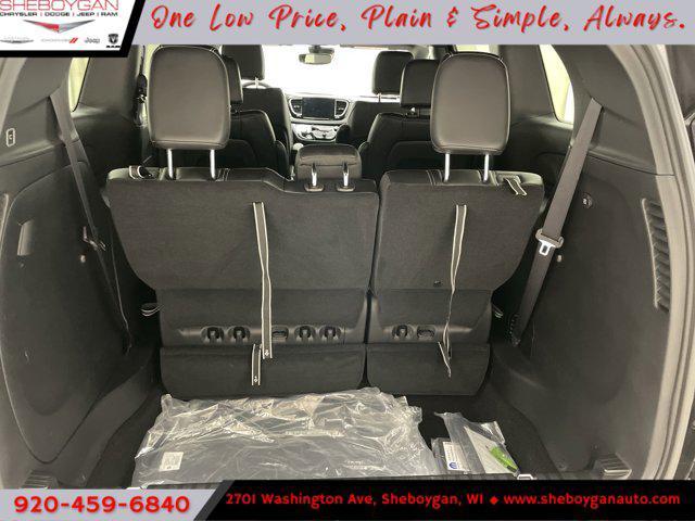 Photo of 2025 Diamond Black Crystal Pearlcoat Chrysler Pacifica