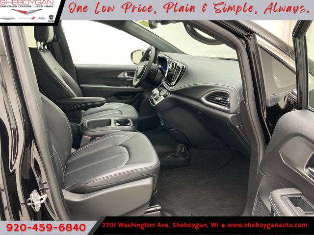 Photo of 2025 Diamond Black Crystal Pearlcoat Chrysler Pacifica