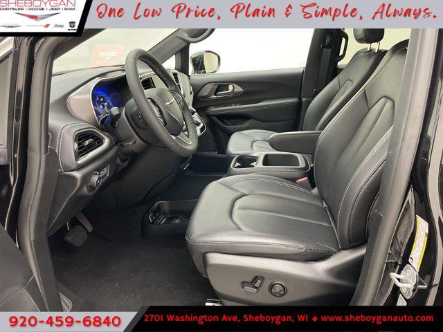 Photo of 2025 Diamond Black Crystal Pearlcoat Chrysler Pacifica