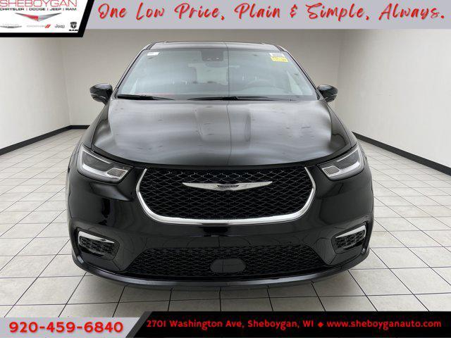 Photo of 2025 Diamond Black Crystal Pearlcoat Chrysler Pacifica