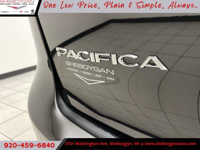 Photo of 2025 Diamond Black Crystal Pearlcoat Chrysler Pacifica