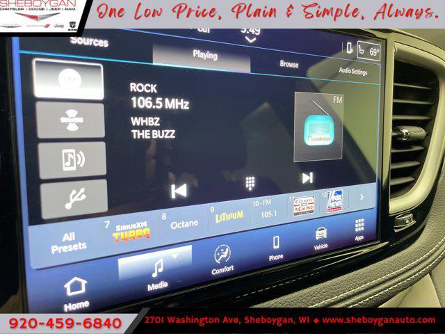 Photo of 2025 Diamond Black Crystal Pearlcoat Chrysler Pacifica