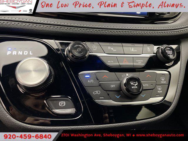 Photo of 2025 Diamond Black Crystal Pearlcoat Chrysler Pacifica