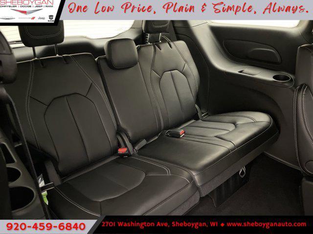 Photo of 2025 Diamond Black Crystal Pearlcoat Chrysler Pacifica