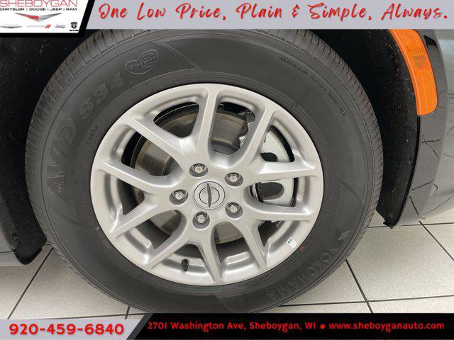 Photo of 2025 Diamond Black Crystal Pearlcoat Chrysler Pacifica