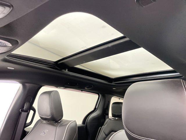 Photo of 2022 Bright White Clearcoat Chrysler Pacifica