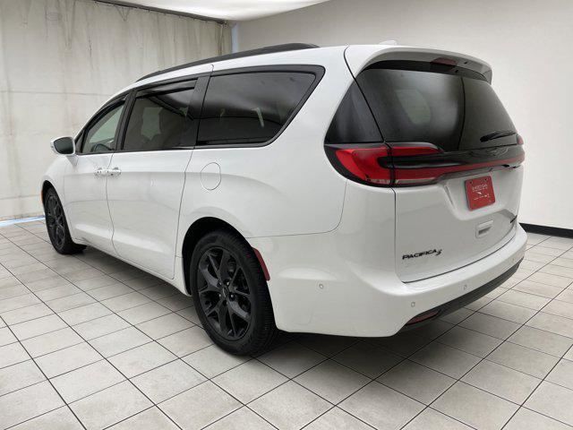 Photo of 2022 Bright White Clearcoat Chrysler Pacifica