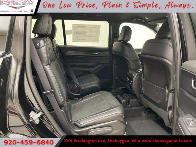 Photo of 2025 Diamond Black Crystal Pearlcoat Jeep Grand Cherokee L