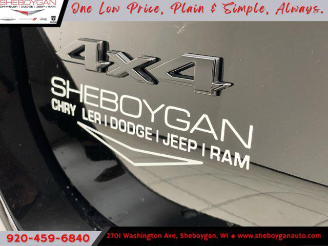 Photo of 2025 Diamond Black Crystal Pearlcoat Jeep Grand Cherokee L