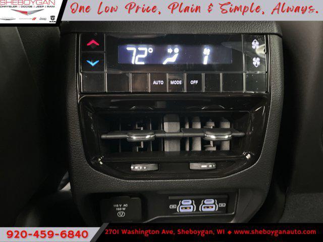 Photo of 2025 Diamond Black Crystal Pearlcoat Jeep Grand Cherokee L