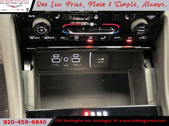 Photo of 2025 Diamond Black Crystal Pearlcoat Jeep Grand Cherokee L