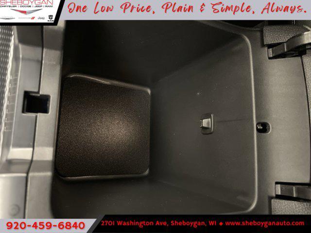 Photo of 2025 Diamond Black Crystal Pearlcoat Jeep Grand Cherokee L