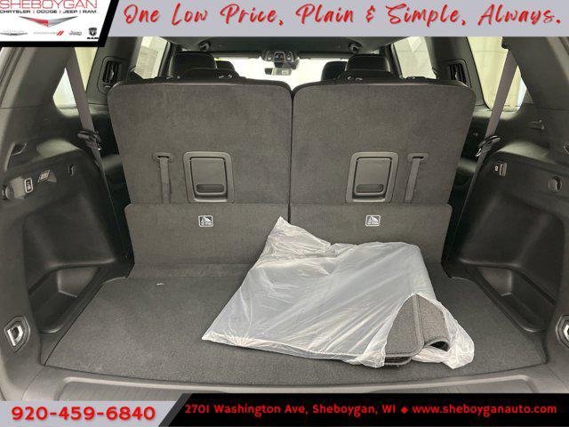 Photo of 2025 Diamond Black Crystal Pearlcoat Jeep Grand Cherokee L