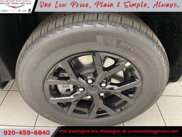 Photo of 2025 Diamond Black Crystal Pearlcoat Jeep Grand Cherokee L
