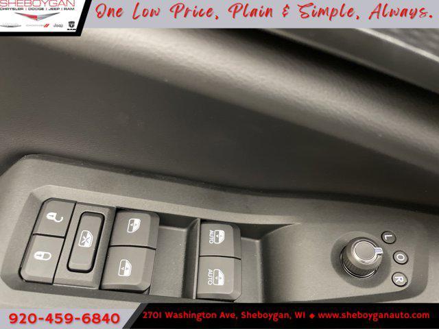 Photo of 2025 Diamond Black Crystal Pearlcoat Jeep Grand Cherokee L