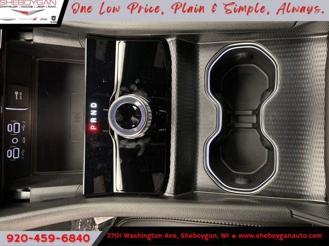 Photo of 2025 Diamond Black Crystal Pearlcoat Jeep Grand Cherokee L