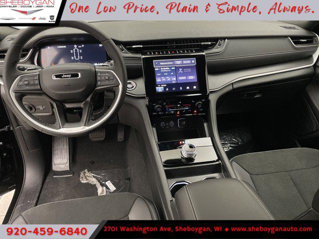 Photo of 2025 Diamond Black Crystal Pearlcoat Jeep Grand Cherokee L