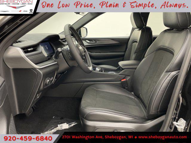 Photo of 2025 Diamond Black Crystal Pearlcoat Jeep Grand Cherokee L
