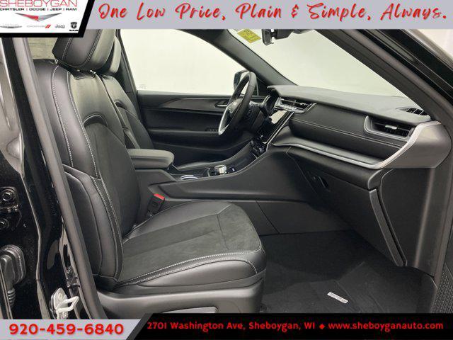 Photo of 2025 Diamond Black Crystal Pearlcoat Jeep Grand Cherokee L