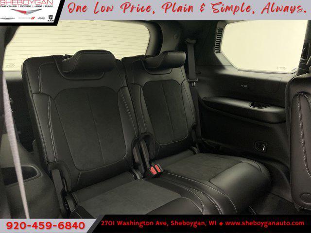 Photo of 2025 Diamond Black Crystal Pearlcoat Jeep Grand Cherokee L