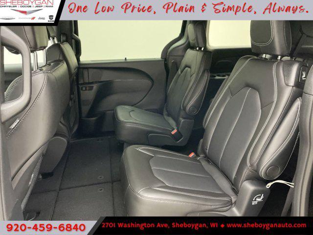 Photo of 2025 Diamond Black Crystal Pearlcoat Chrysler Pacifica