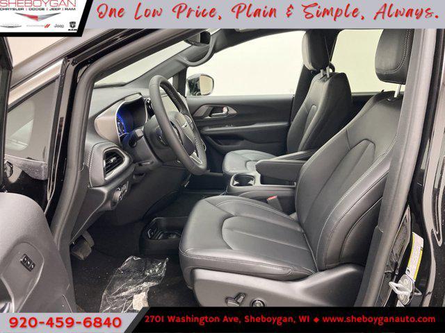 Photo of 2025 Diamond Black Crystal Pearlcoat Chrysler Pacifica