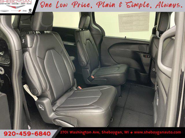 Photo of 2025 Diamond Black Crystal Pearlcoat Chrysler Pacifica