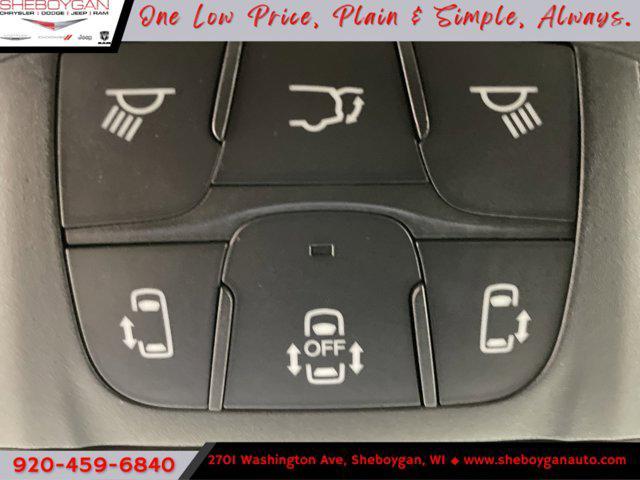 Photo of 2025 Diamond Black Crystal Pearlcoat Chrysler Pacifica