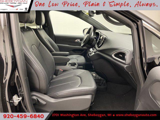 Photo of 2025 Diamond Black Crystal Pearlcoat Chrysler Pacifica