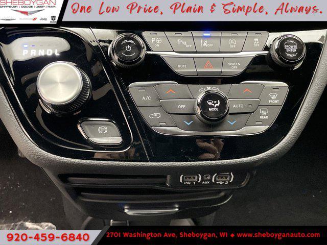 Photo of 2025 Diamond Black Crystal Pearlcoat Chrysler Pacifica
