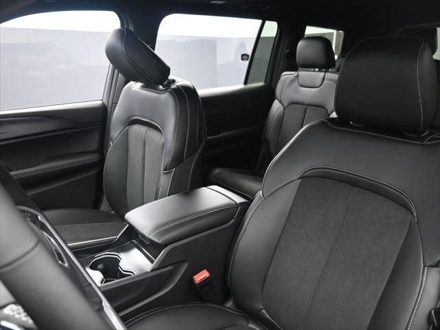 Photo of 2025 Diamond Black Crystal Pearlcoat Jeep Grand Cherokee L