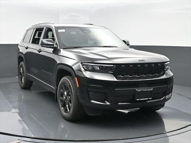Photo of 2025 Diamond Black Crystal Pearlcoat Jeep Grand Cherokee L